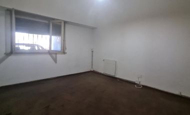 Lote  con dos viviendas, jardín y cochera en Florida Oeste- En Venta