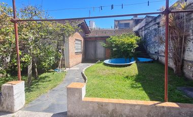 Lote  con dos viviendas, jardín y cochera en Florida Oeste- En Venta