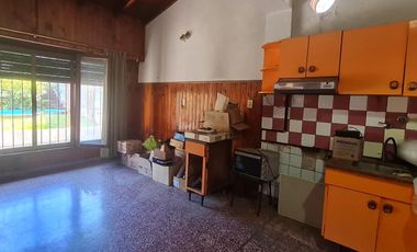 Lote  con dos viviendas, jardín y cochera en Florida Oeste- En Venta