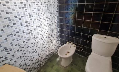 Lote  con dos viviendas, jardín y cochera en Florida Oeste- En Venta