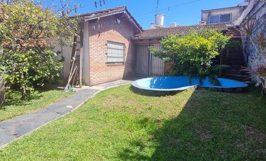 Lote  con dos viviendas, jardín y cochera en Florida Oeste- En Venta