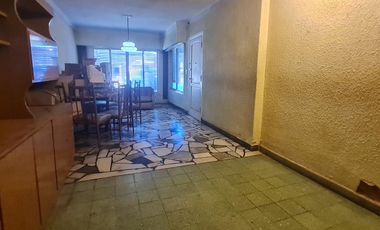 Lote  con dos viviendas, jardín y cochera en Florida Oeste- En Venta