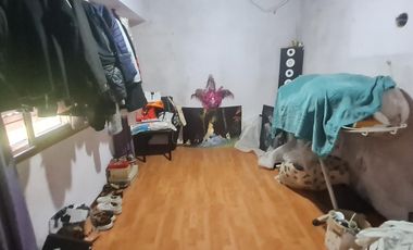 Lote  con dos viviendas, jardín y cochera en Florida Oeste- En Venta