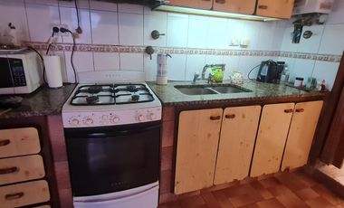 Lote  con dos viviendas, jardín y cochera en Florida Oeste- En Venta