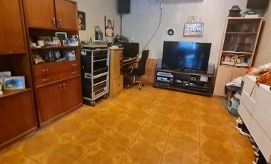 Lote  con dos viviendas, jardín y cochera en Florida Oeste- En Venta