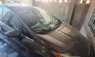 Lote  con dos viviendas, jardín y cochera en Florida Oeste- En Venta