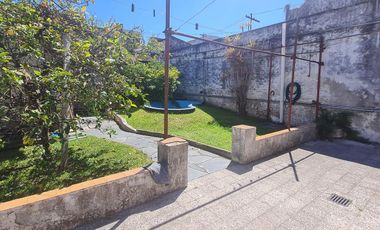 Lote  con dos viviendas, jardín y cochera en Florida Oeste- En Venta