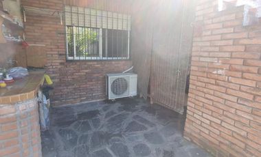Lote  con dos viviendas, jardín y cochera en Florida Oeste- En Venta