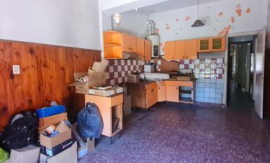 Lote  con dos viviendas, jardín y cochera en Florida Oeste- En Venta