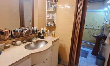 Lote  con dos viviendas, jardín y cochera en Florida Oeste- En Venta