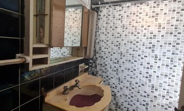 Lote  con dos viviendas, jardín y cochera en Florida Oeste- En Venta