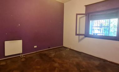 Lote  con dos viviendas, jardín y cochera en Florida Oeste- En Venta