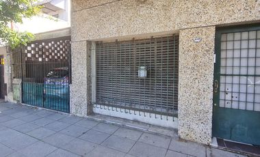 Lote  con dos viviendas, jardín y cochera en Florida Oeste- En Venta