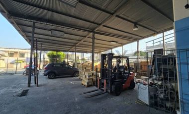 Venta de Local Comercial con Bodega Tipo Galpón en Urdesa