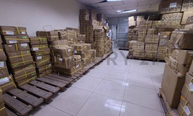 Venta de Local Comercial con Bodega Tipo Galpón en Urdesa