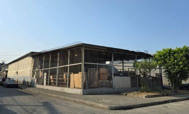 Venta de Local Comercial con Bodega Tipo Galpón en Urdesa