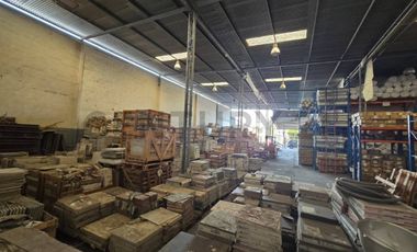 Venta de Local Comercial con Bodega Tipo Galpón en Urdesa