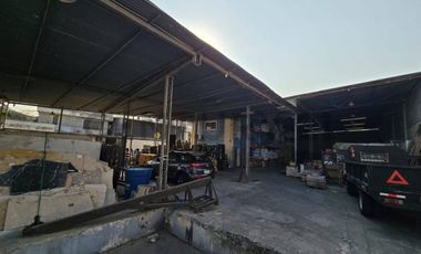 Venta de Local Comercial con Bodega Tipo Galpón en Urdesa
