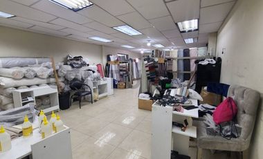 Venta de Local Comercial con Bodega Tipo Galpón en Urdesa
