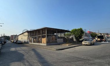 Venta de Local Comercial con Bodega Tipo Galpón en Urdesa