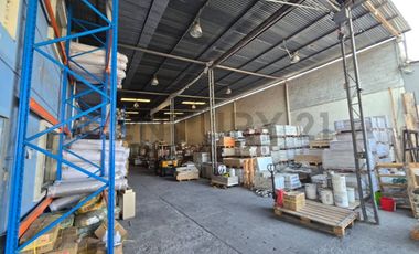 Venta de Local Comercial con Bodega Tipo Galpón en Urdesa