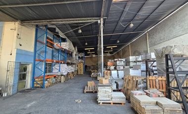 Venta de Local Comercial con Bodega Tipo Galpón en Urdesa