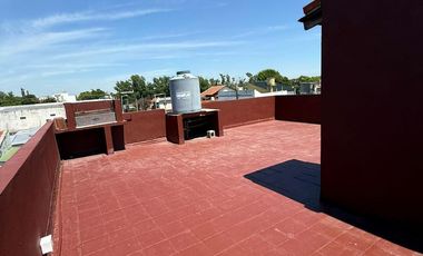 Amplio ph casa en venta en Villa Dominico sin expensas