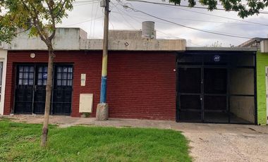 Casa 3 dormitorios con doble cochera y patio. Grandoli, Rosario