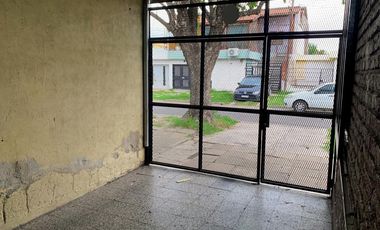 Casa 3 dormitorios con doble cochera y patio. Grandoli, Rosario