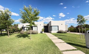 Casa en  venta en Santa Elena Pilar del Este | VCO Propiedades