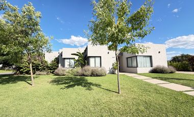 Casa en  venta en Santa Elena Pilar del Este | VCO Propiedades