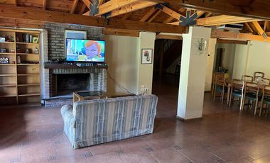 Casa en Venta con pileta terreno de 3400 mts2 en Funes
