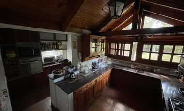 Casa en Venta con pileta terreno de 3400 mts2 en Funes