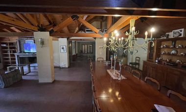 Casa en Venta con pileta terreno de 3400 mts2 en Funes