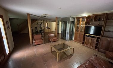 Casa en Venta con pileta terreno de 3400 mts2 en Funes