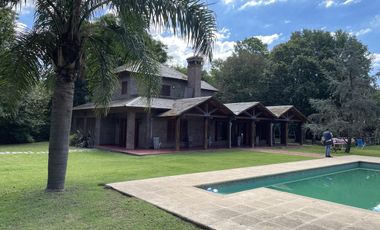 Casa en Venta con pileta terreno de 3400 mts2 en Funes