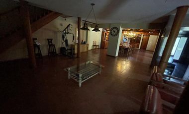 Casa en Venta con pileta terreno de 3400 mts2 en Funes