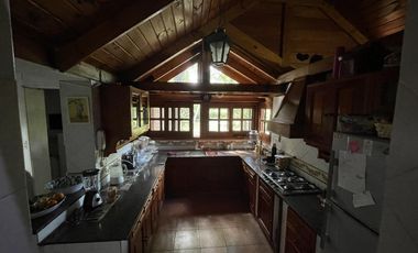 Casa en Venta con pileta terreno de 3400 mts2 en Funes