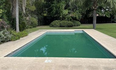 Casa en Venta con pileta terreno de 3400 mts2 en Funes