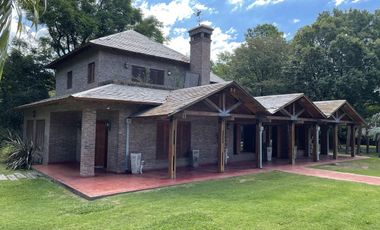 Casa en Venta con pileta terreno de 3400 mts2 en Funes