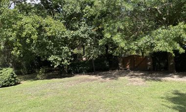 Casa en Venta con pileta terreno de 3400 mts2 en Funes