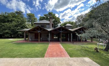 Casa en Venta con pileta terreno de 3400 mts2 en Funes