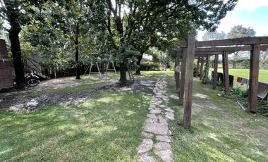 Casa en Venta con pileta terreno de 3400 mts2 en Funes