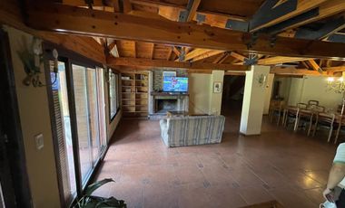 Casa en Venta con pileta terreno de 3400 mts2 en Funes