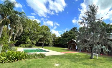 Casa en Venta con pileta terreno de 3400 mts2 en Funes