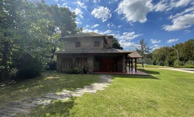 Casa en Venta con pileta terreno de 3400 mts2 en Funes