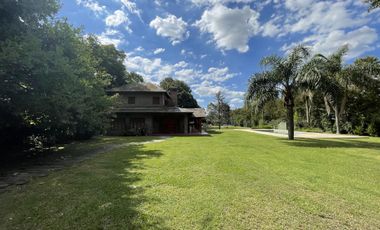 Casa en Venta con pileta terreno de 3400 mts2 en Funes