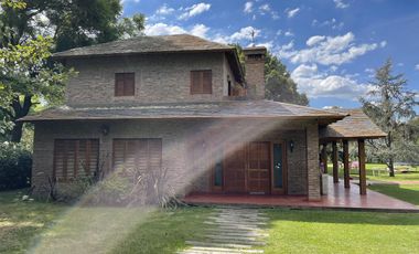 Casa en Venta con pileta terreno de 3400 mts2 en Funes