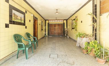 VENTA CASA 4 AMB 239 M2 COCHERA TERRAZA  LANUS