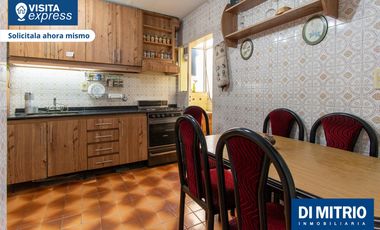 ¡4 Ambientes con luz todo el dia y cochera propia!